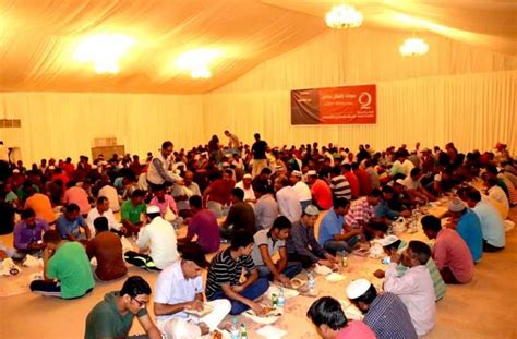 Iftar tents in Qatar offer free meals to hundreds of fasting .